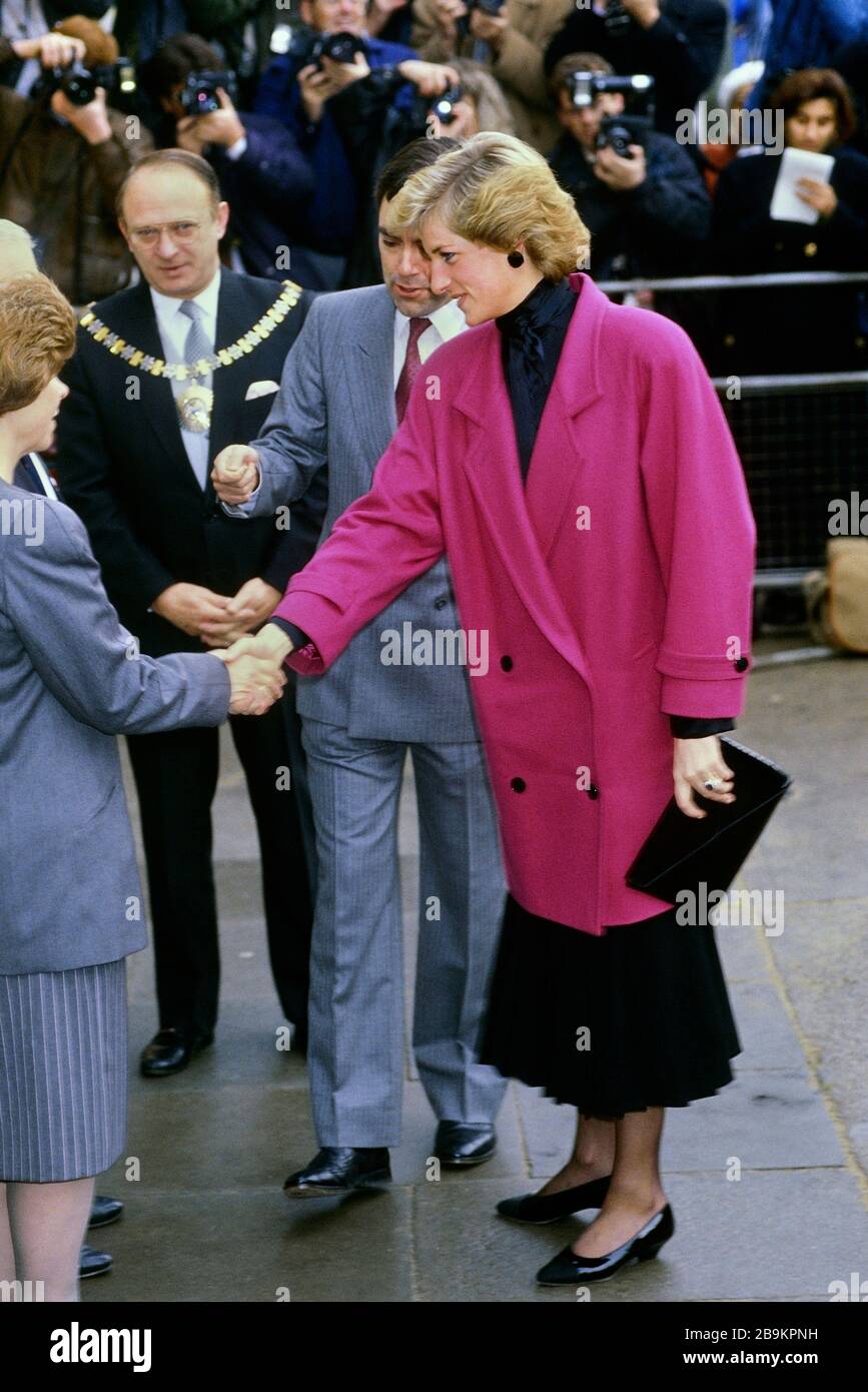 Die Prinzessin von Wales, Prinzessin Diana, besucht das Relate Marriage Guidance Center in Barnett, im Norden Londons, England. November 1988. Stockfoto