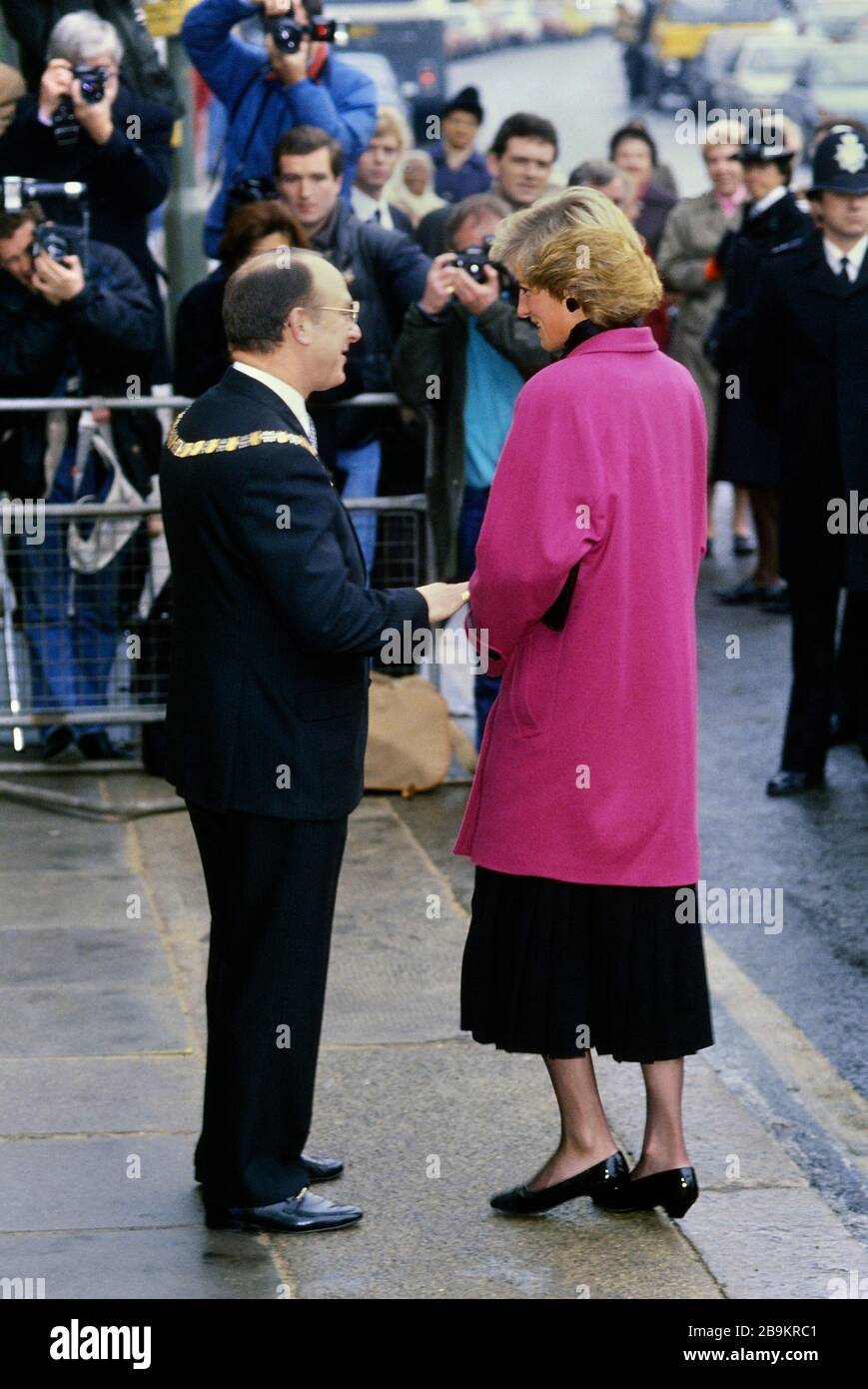Die Prinzessin von Wales, Prinzessin Diana, besucht das Relate Marriage Guidance Center in Barnett, im Norden Londons, England. November 1988. Stockfoto