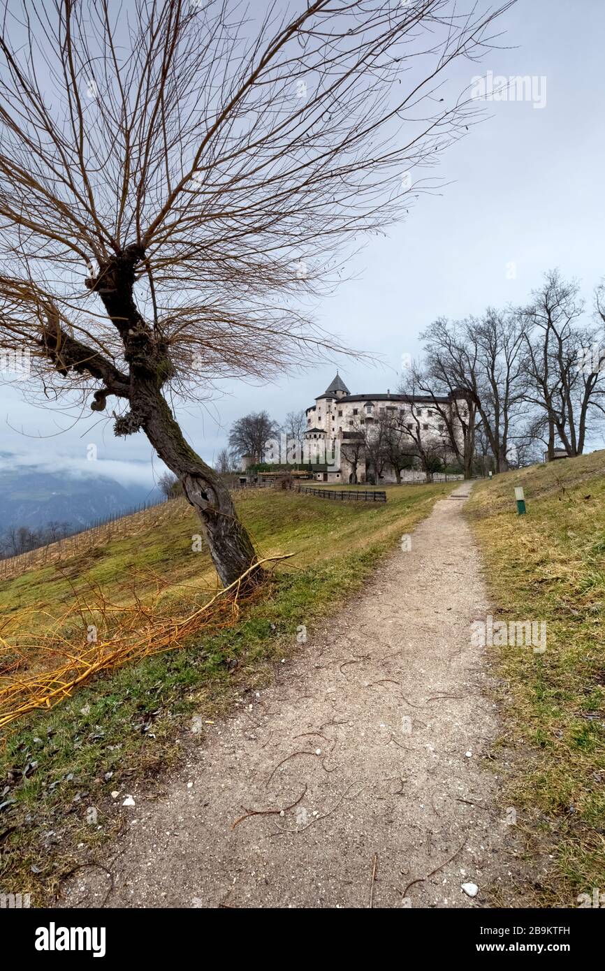 Die mittelalterliche Burg der Geißelburg auf der Hochebene von Sciliar. Provinz Bolzano, Trentino Alto-Adige, Italien, Europa. Stockfoto