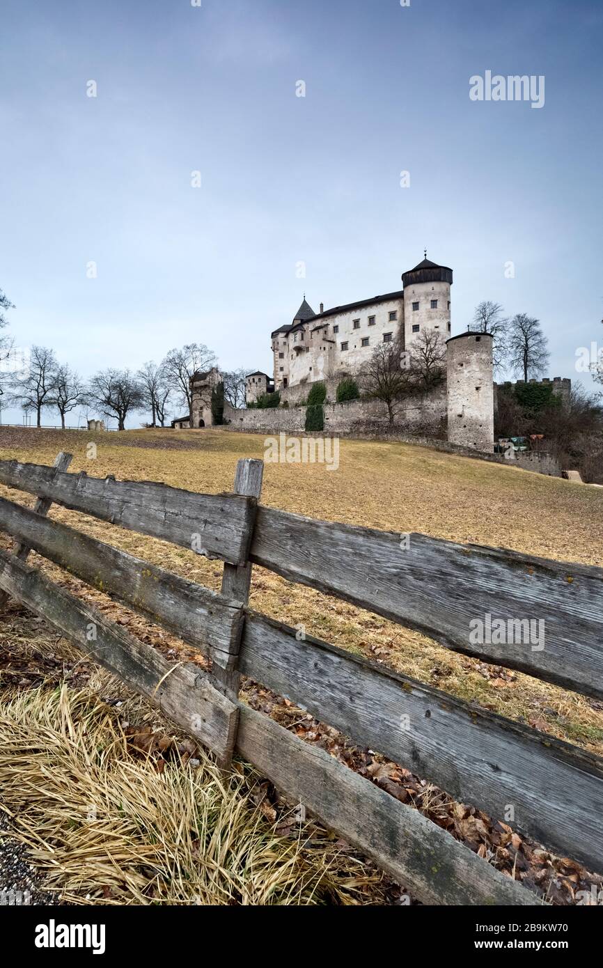 Die mittelalterliche Burg der Geißelburg auf der Hochebene von Sciliar. Provinz Bolzano, Trentino Alto-Adige, Italien, Europa. Stockfoto