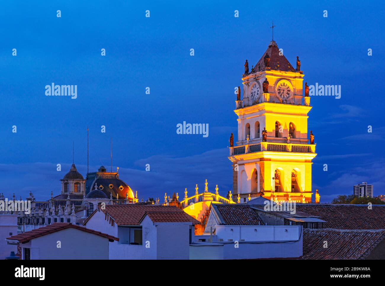 Stadtbild der Stadt Sucre mit dem Metropolitan-Domturm in der Nacht, Bolivien. Stockfoto
