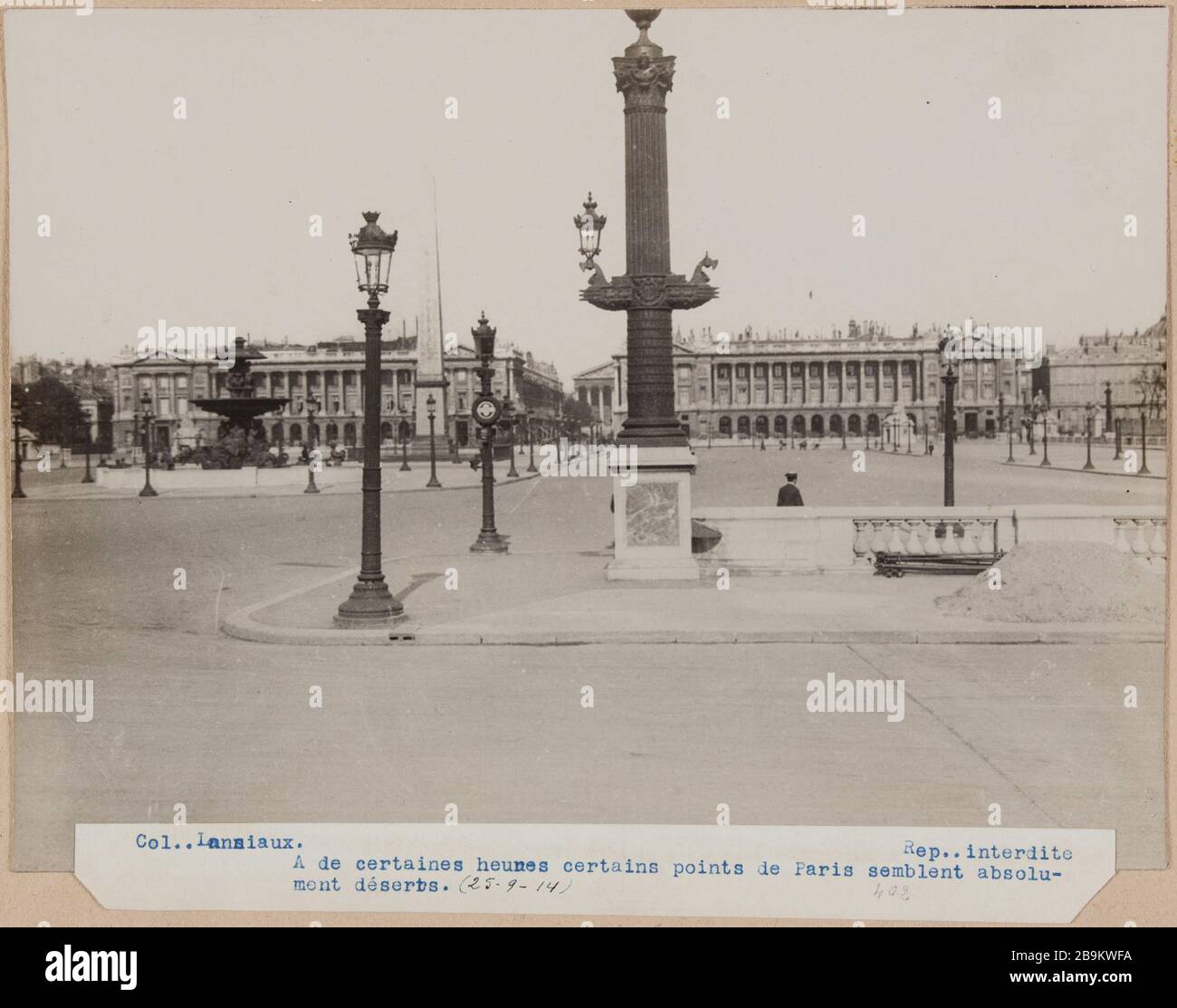 Concorde Square, 8. Bezirk, am 25. September 1914. Zu bestimmten Zeiten scheinen einige Punkte absolut verlassen Paris (25-9-14) Guerre 1914-1918. Place de la Concorde déserte. Paris (VIIIème arr.), 25 septembre 1914. Photographie de Charles Lansiaux (1855-1939). Paris, musée Carnavalet. Stockfoto