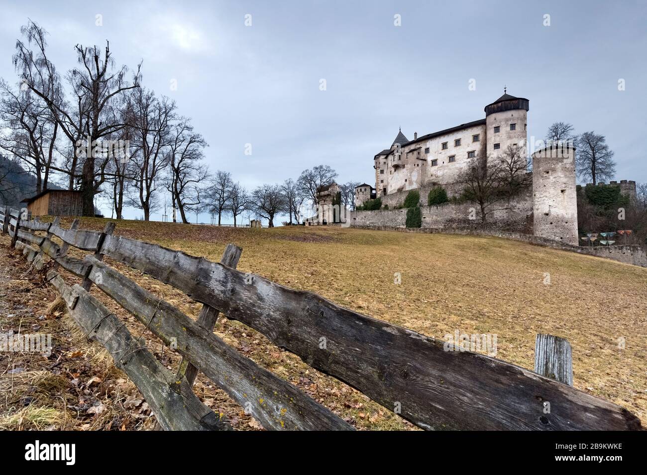 Die mittelalterliche Burg der Geißelburg auf der Hochebene von Sciliar. Provinz Bolzano, Trentino Alto-Adige, Italien, Europa. Stockfoto