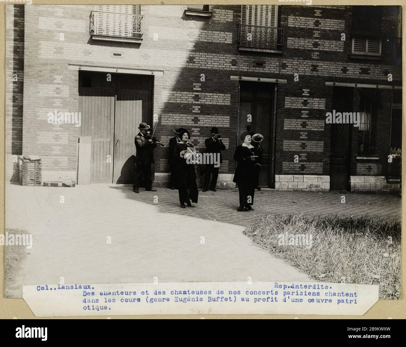 Sänger und Sänger unserer Konzerte in Paris singen im Kurs (Art Eugénie Buffet) für ein patriotisches Werk: Sängerkapelle, die im ersten Weltkrieg in Guerre 1914-1918 vor Gericht tritt. Groupe de chanteurs se produisant dans les cours au Profit d'une oeuvre patriotique. Paris, 1914-1918. Photographie de Charles Lansiaux (1855-1939). Paris, musée Carnavalet. Stockfoto