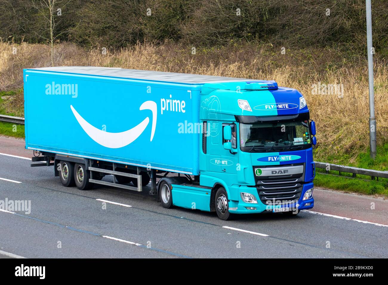 Amazon Prime-LKW-Transportfahrzeuge, LKW, Transport, LKW, Frachtführer,  Fahrzeug, europäische kommerzielle Transportindustrie, M61 in Manchester,  Großbritannien Stockfotografie - Alamy