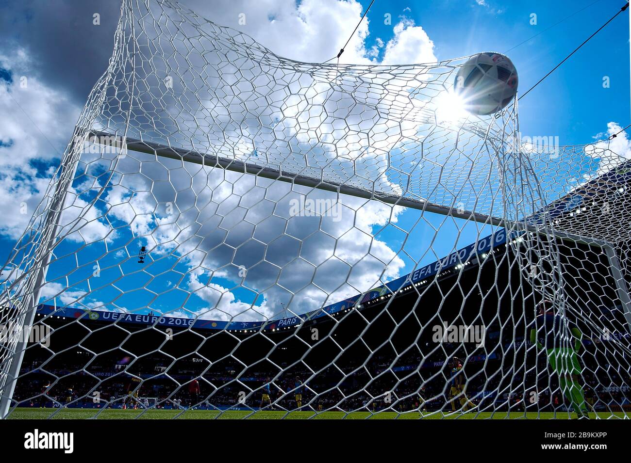 Paris. Juni 2016. Die Pflichtspielpause im deutschen Fußball wird bis zum 30. April verlängert. Archivfoto: Feature, Ball im Tor, Netz, Torwartspiel, Matchball, gegen die Sonne, Vorrundengruppe A, Spiel M14, Rumänien (ROU) - Schweiz (SUI) 1:1, am 15. Juni 2016 in Paris. Fußball-Europameisterschaft 2016 in Frankreich vom 10.06. - 10.07.2016. Weltweite Nutzung Credit: Dpa / Alamy Live News Stockfoto