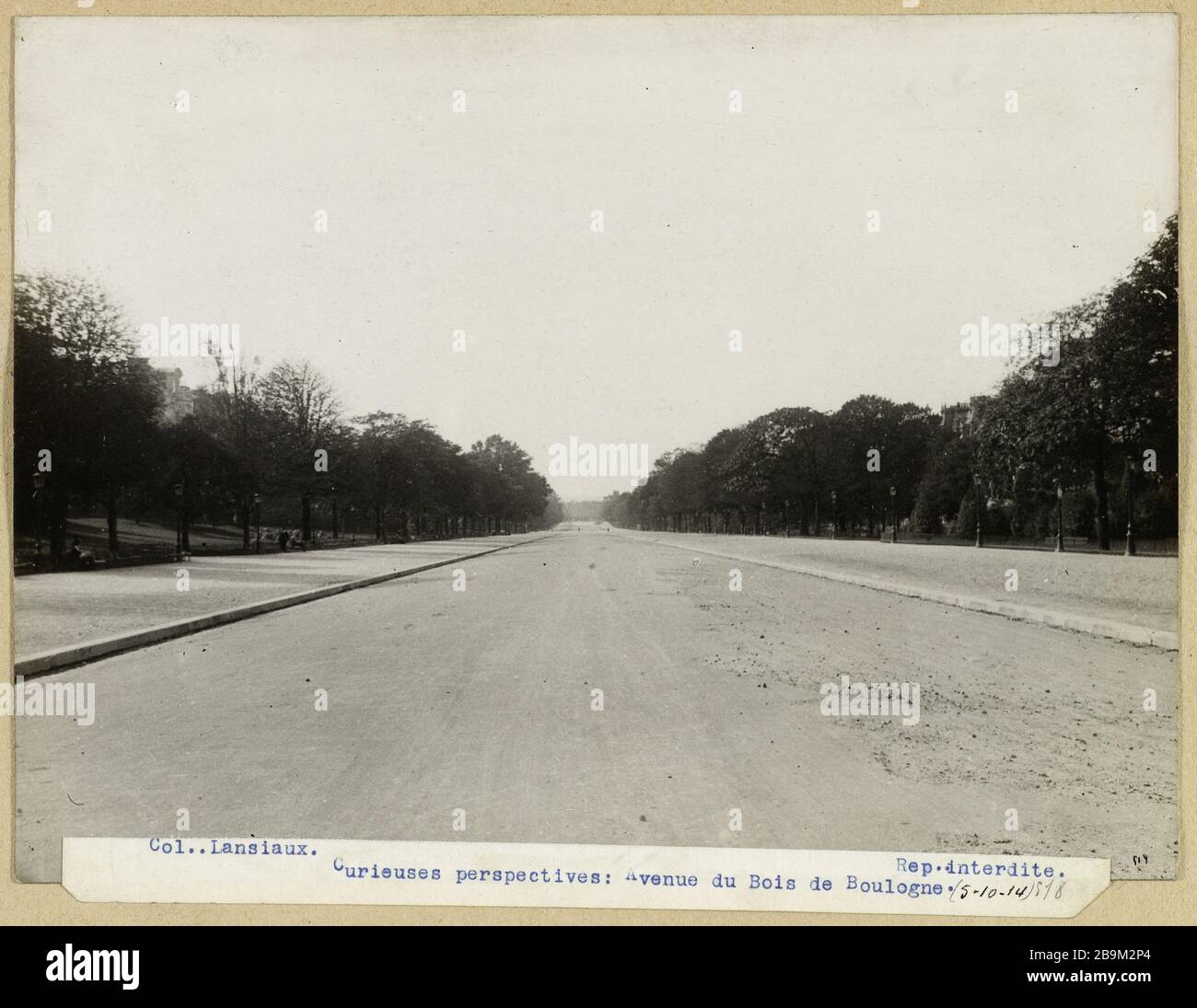 Kuriose Aussichten Avenue du Bois de Boulogne (5-10-14) Guerre 1914-1918. Curieuses Perspektiven: Avenue du Bois de Boulogne. Paris (XVIème arr.), 5 Oktobre 1914. Photographie de Charles Lansiaux (1855-1939). Paris, musée Carnavalet. Stockfoto