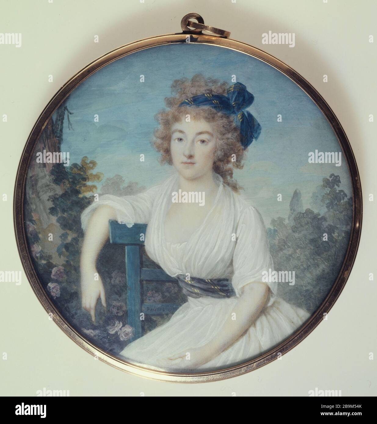 Porträt einer jungen Frau, die in einem Park sitzt, à Maximilian Villers (Ver. 1766-26). Portrait d'une jeune femme assise dans un parc. Aquarelle et gouache sur ivoire. Paris, musée Cognacq-Jay. Stockfoto