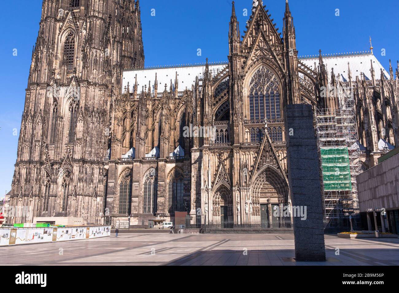 Coronavirus/Covid 19-Ausbruch, 24. März. 2020. Der fast menschenleere Platz rund um den Kölner Dom, der in der Regel von Tausenden Menschen besucht wird, Cologn Stockfoto
