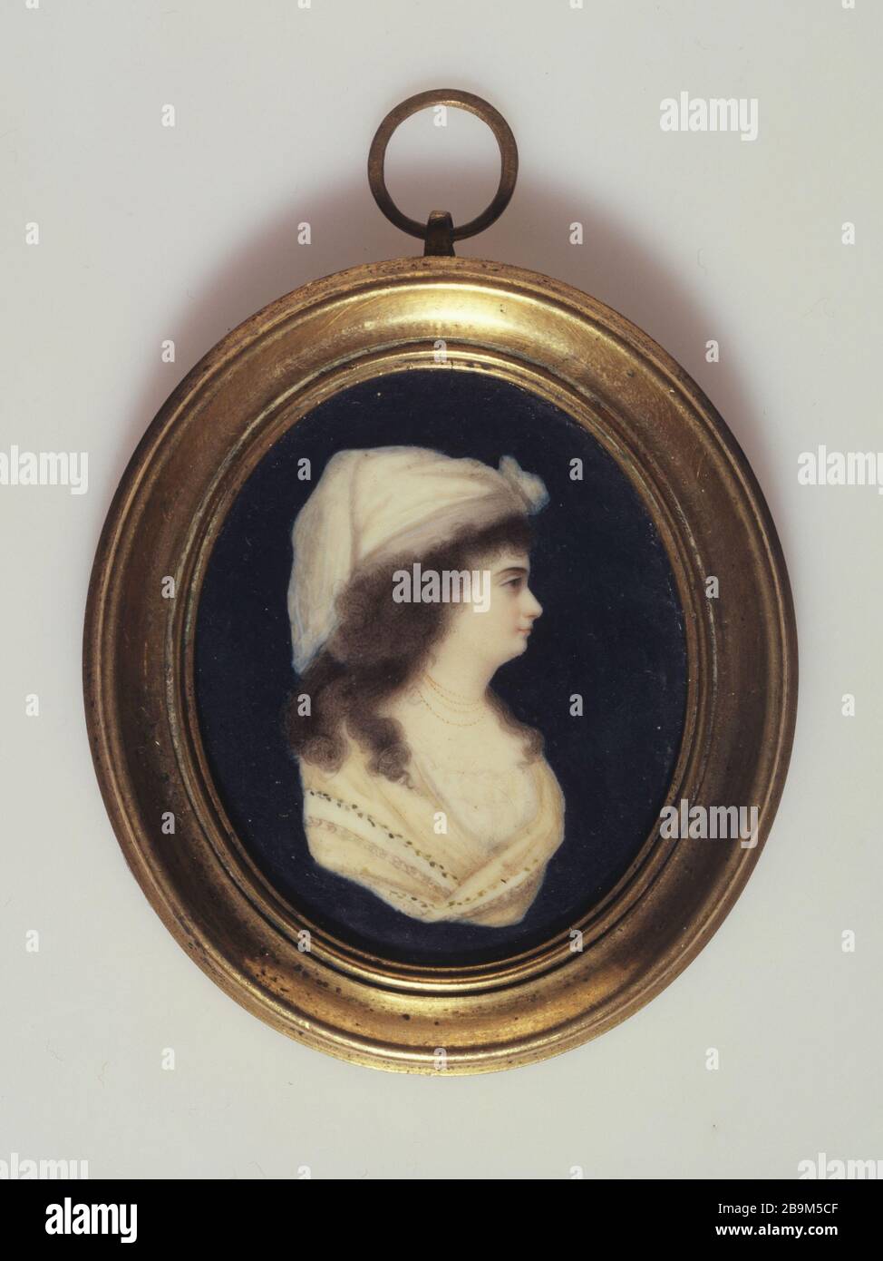 Porträt der Frau in Mode Cameo Ecole anglaise, XVIIIème siècle. Portrait de femme en manière de camée. Aquarelle et gouache sur ivoire. Paris, musée Cognacq-Jay. Stockfoto