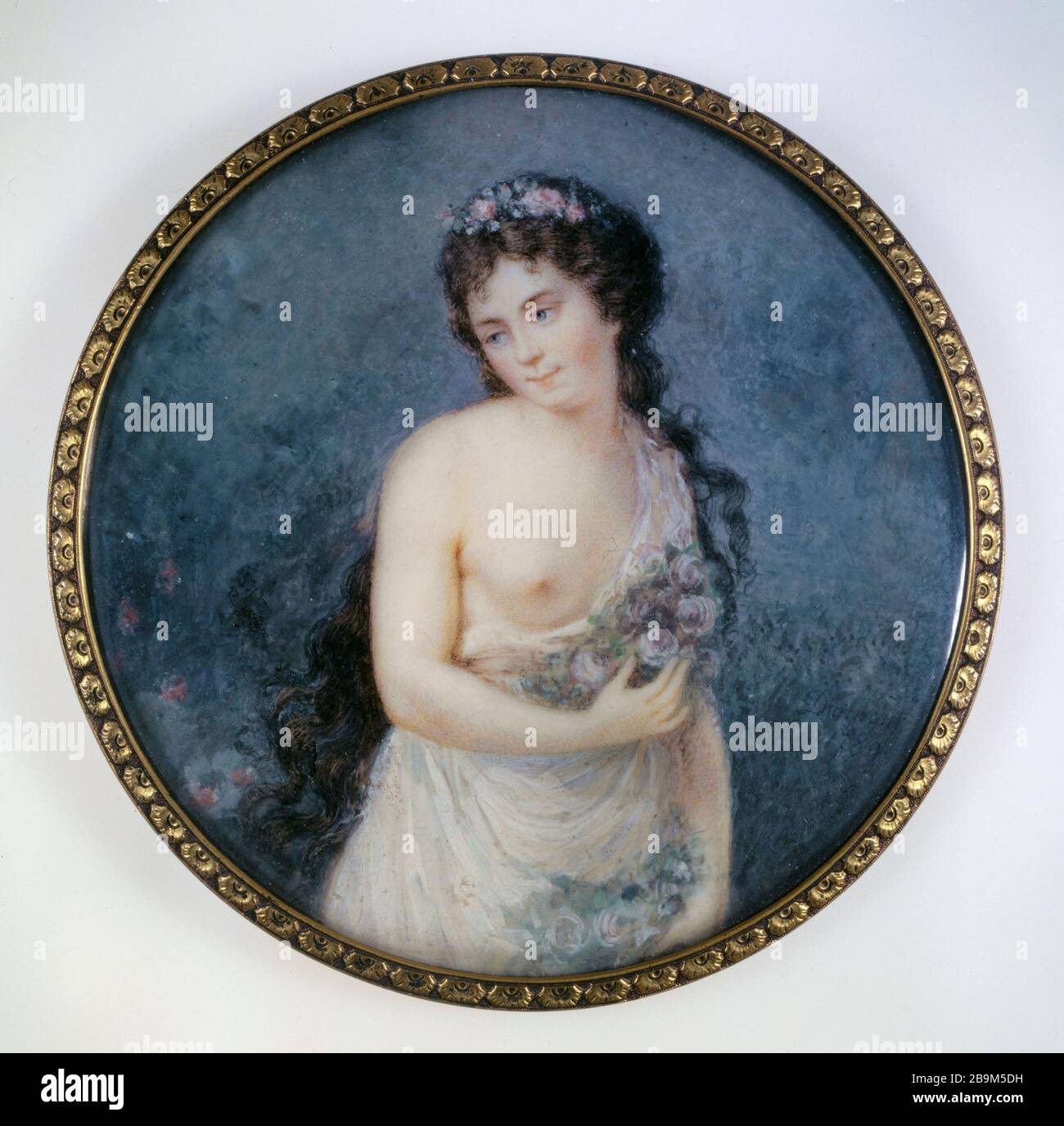 Ovale Miniatur einer jungen Brunette in der Flora 'Miniature ovale representant une jeune femme brune en Flore'. Gouache sur ivoire cerclée de métal doré et guilloché. Ecole française, XVIIIème siècle. Paris, musée Cognacq-Jay. Stockfoto