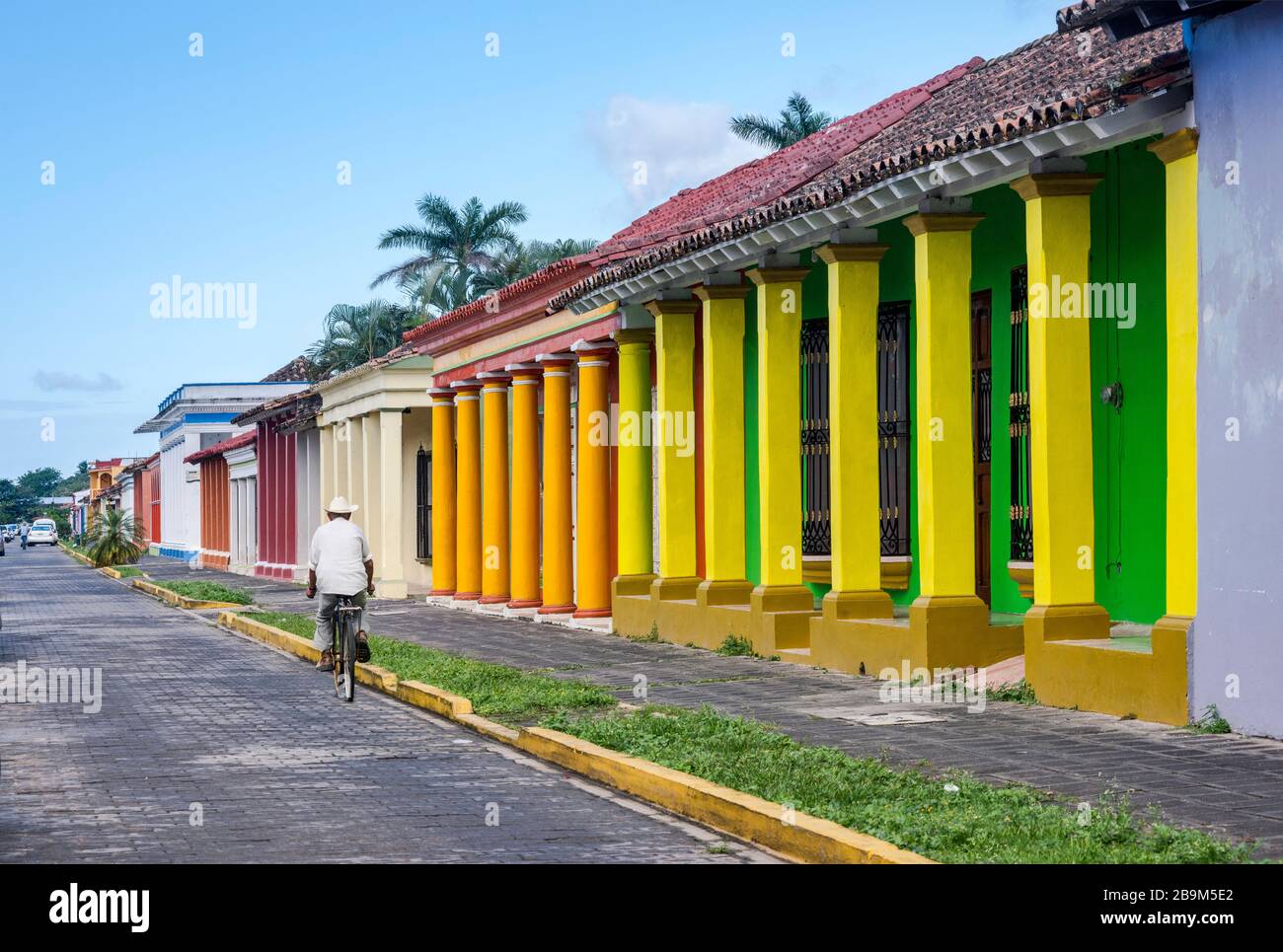 Collonaden in Häusern im spanischen Kolonialstil an der Avenida Enriquez in Tlacotalpan, UNESCO-Weltkulturerbe, Veracruz-Staat, Mexiko Stockfoto