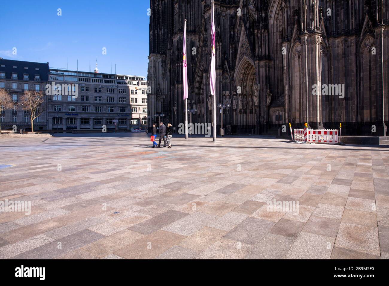 Coronavirus/Covid 19-Ausbruch, 24. März. 2020. Der fast menschenleere Platz rund um den Kölner Dom, der in der Regel von Tausenden Menschen besucht wird, Cologn Stockfoto