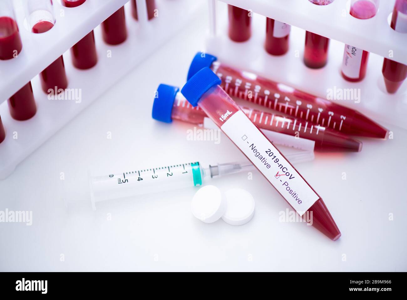 Reagenzglas mit Blutprobe für COVID-19-Test, neuartiges Coronavirus 2019. Impfkonzept, Covid-19 Coronavirus diagnostisch, Heilung für das Grippevirus Stockfoto
