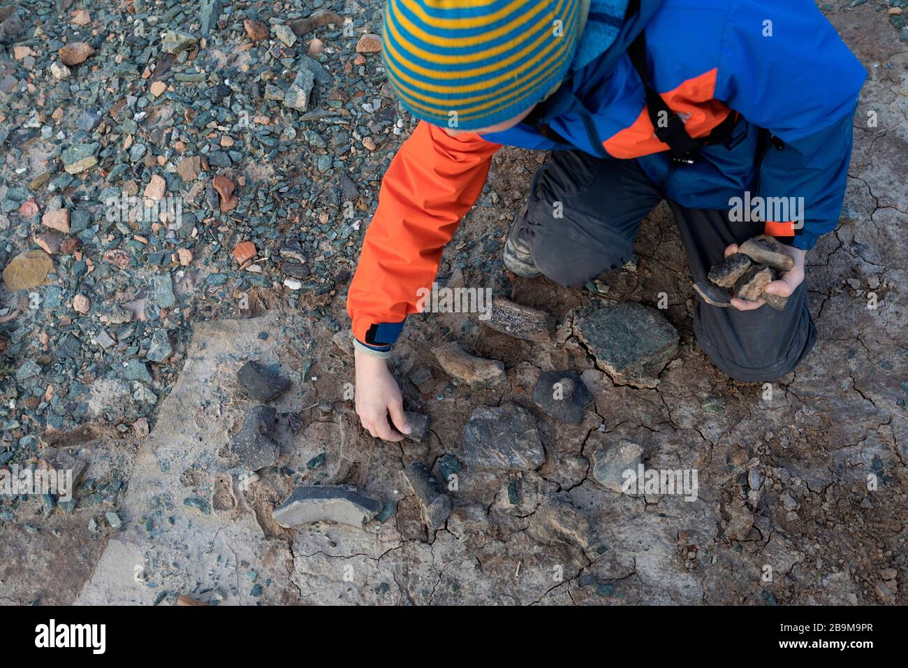 Kinder sammeln alte Töpferwaren in einer Festung Stockfoto