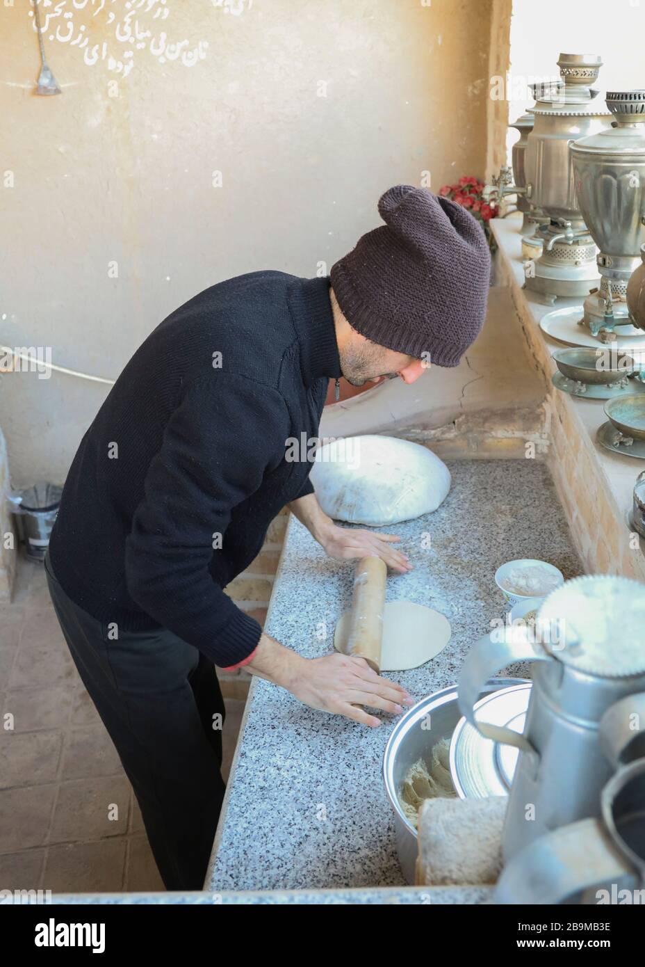 Saeed, Besitzer des Hauses Khaneye Amoo Mash Reza (Haus des Onkels Mesh Reza) im Dorf Kavirabad backt Brot im traditionellen Ofen, Varamin, Tehra Stockfoto