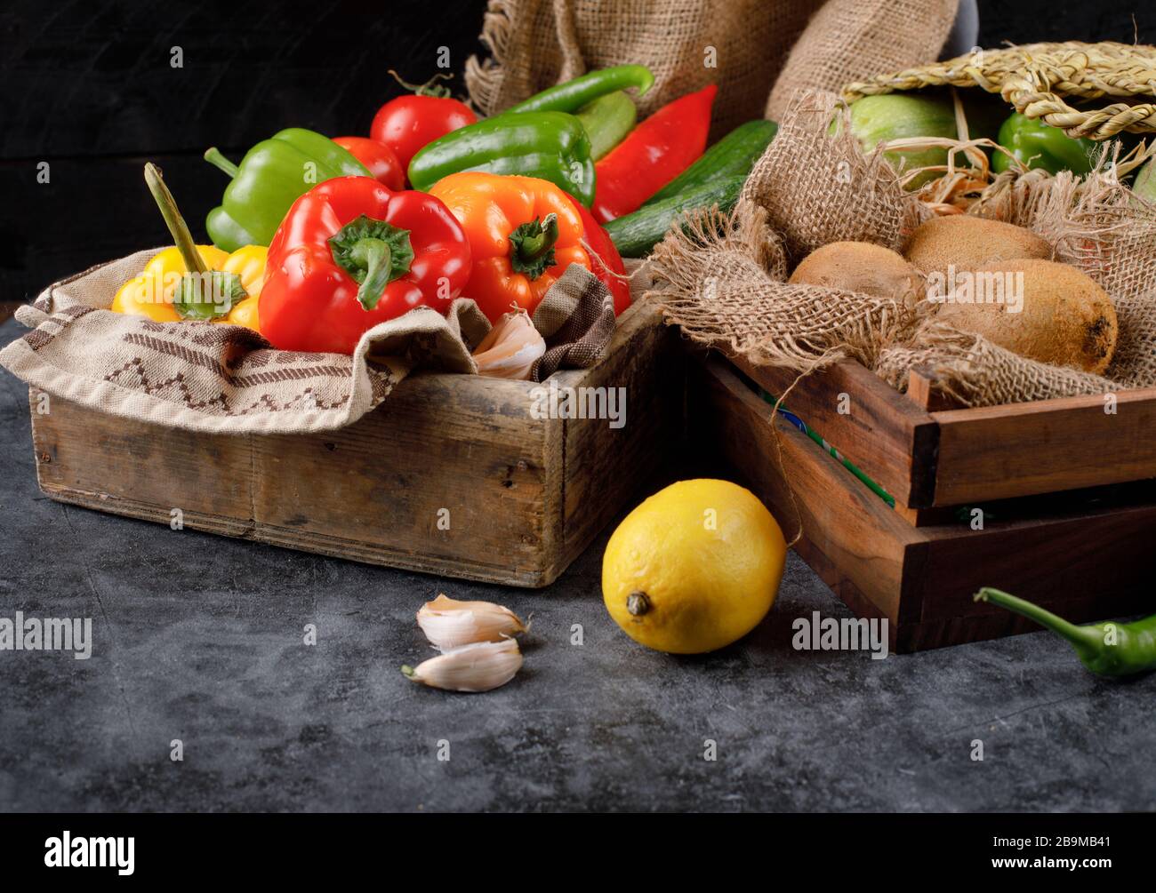 Gemischtes Gemüse und Lebensmittel auf rustikalem Hintergrund. Stockfoto