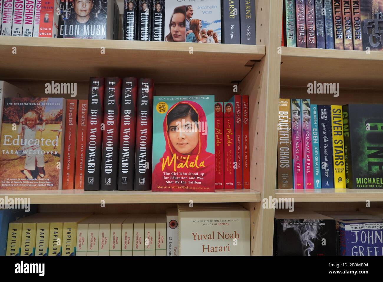 Dubai UAE Dezember 2019 Buch der pakistanischen Aktivistin Malala Youssafzai für weibliche Bildung und jüngste Nobelpreisträgerin im Buchladen. Stockfoto