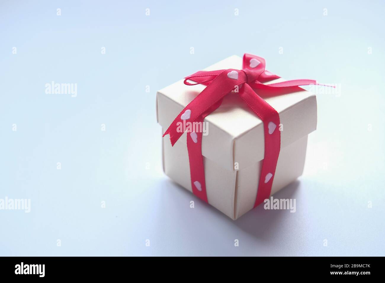 Geschenkbox auf weißem Hintergrund schließen, Stockfoto