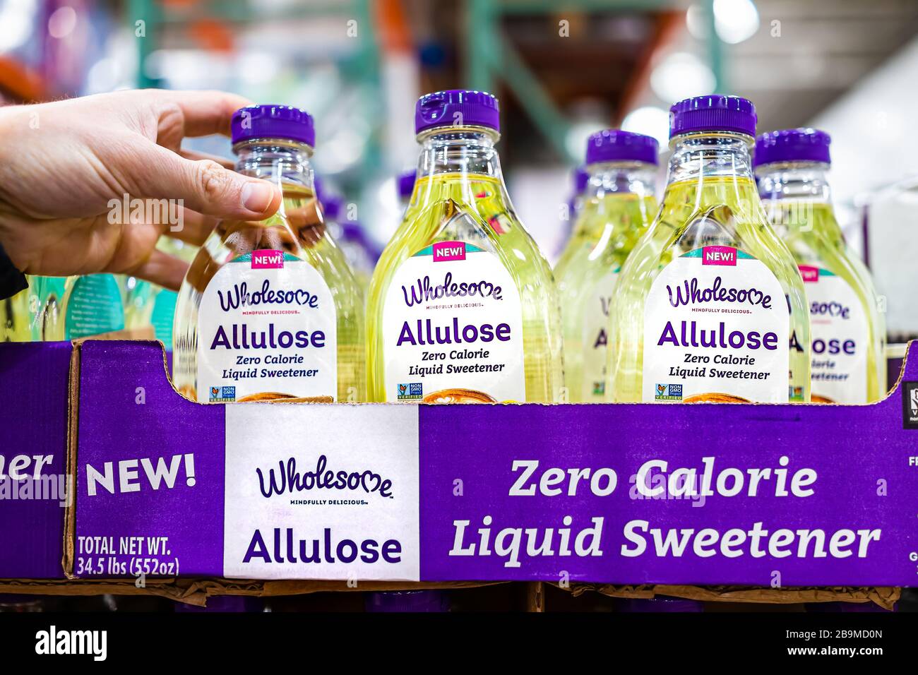 Sterling, USA - 23. März 2020: Costco Store mit Schild und Hand, die Allulose Sugar Free-Süßstoff von der gesunden Firma als Ersatz hält Stockfoto
