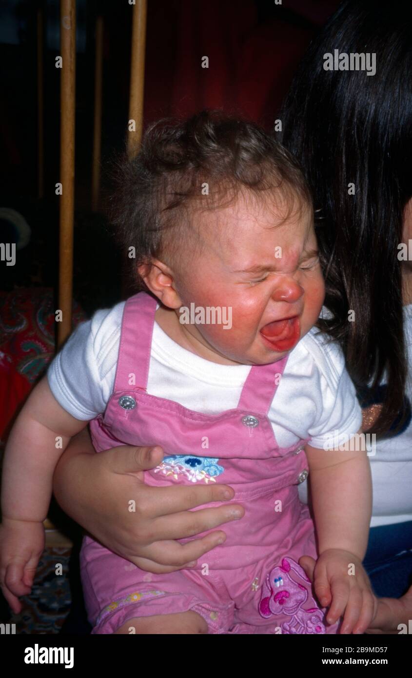 8 Monate Old Baby Crying England Stockfoto
