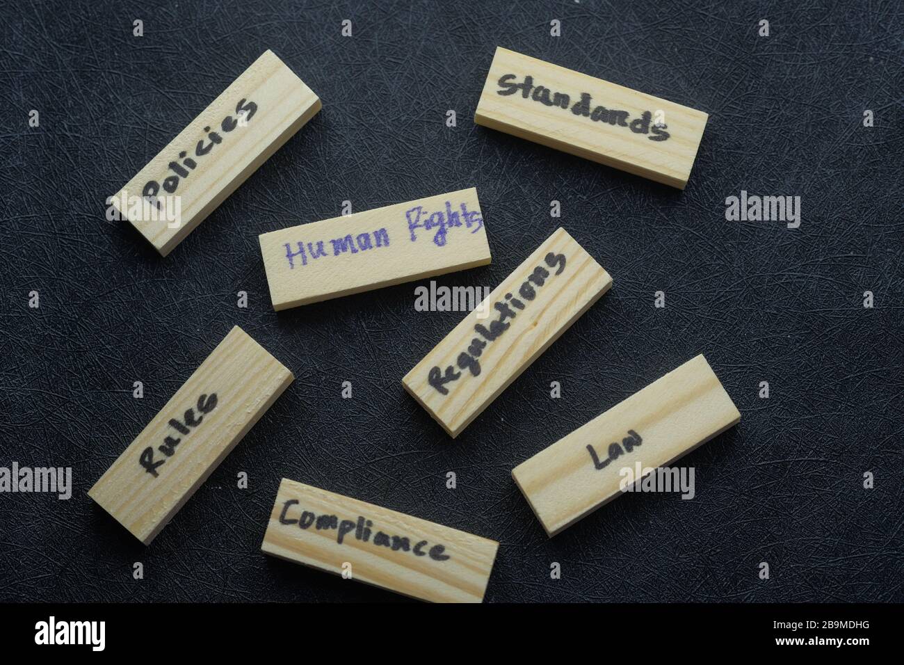 Menschenrecht auf Holzklotz auf schwarzem Tisch. Stockfoto