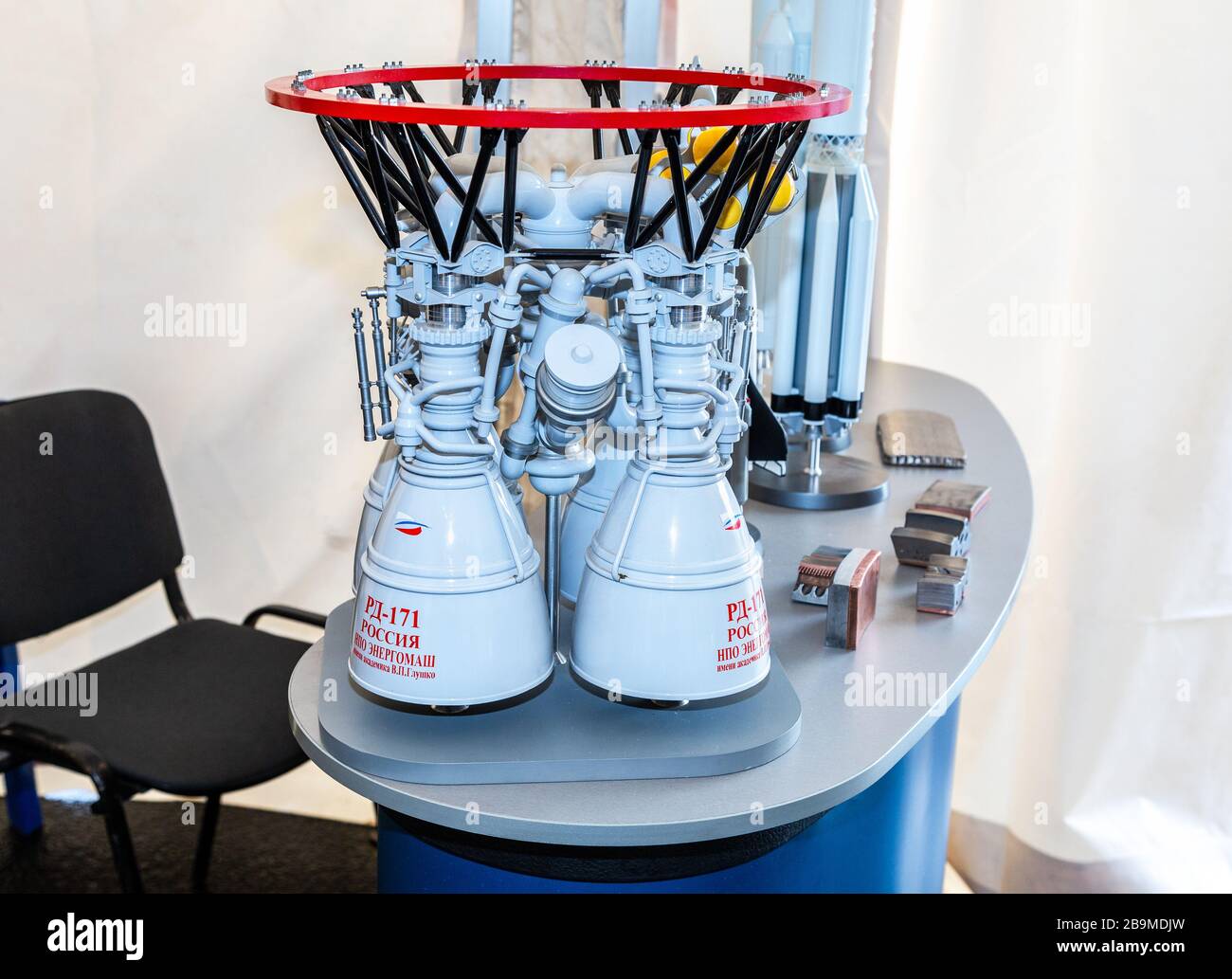 Samara, Russland - 4. November 2017: Mockup des Weltraumraketenmotors RD-171 auf der freien Ausstellung auf dem Kuibyschew Platz Stockfoto