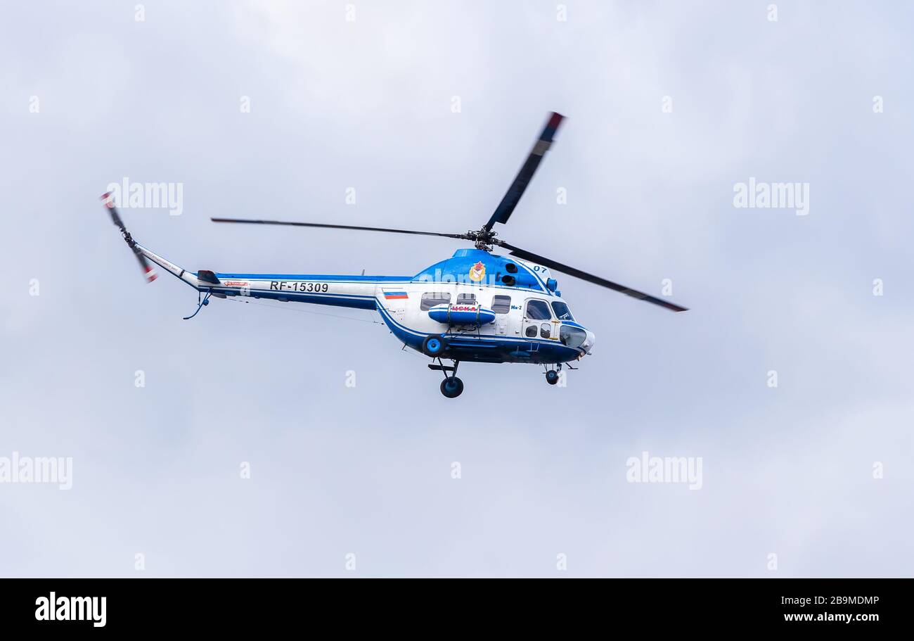 Samara, Russland - 10. September 2017: Russische Luftwaffe Mi-2 Helikopter gegen bewölkter Himmel fliegen Stockfoto