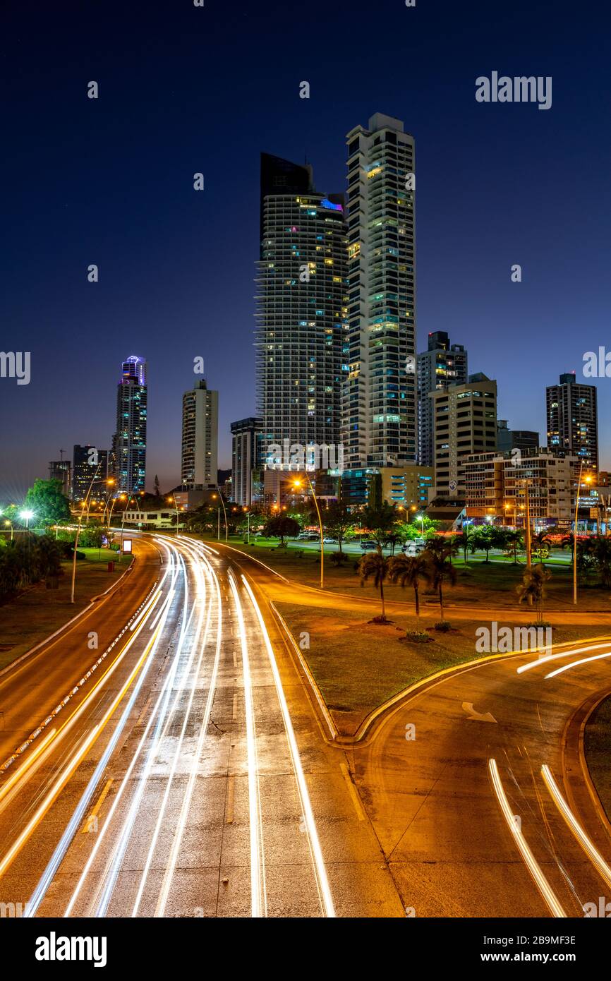 Cinta Costera, Coastal Beltway, Balboa Avenue City Skyline in der Nacht, Panama City, Panama, Mittelamerika Stockfoto