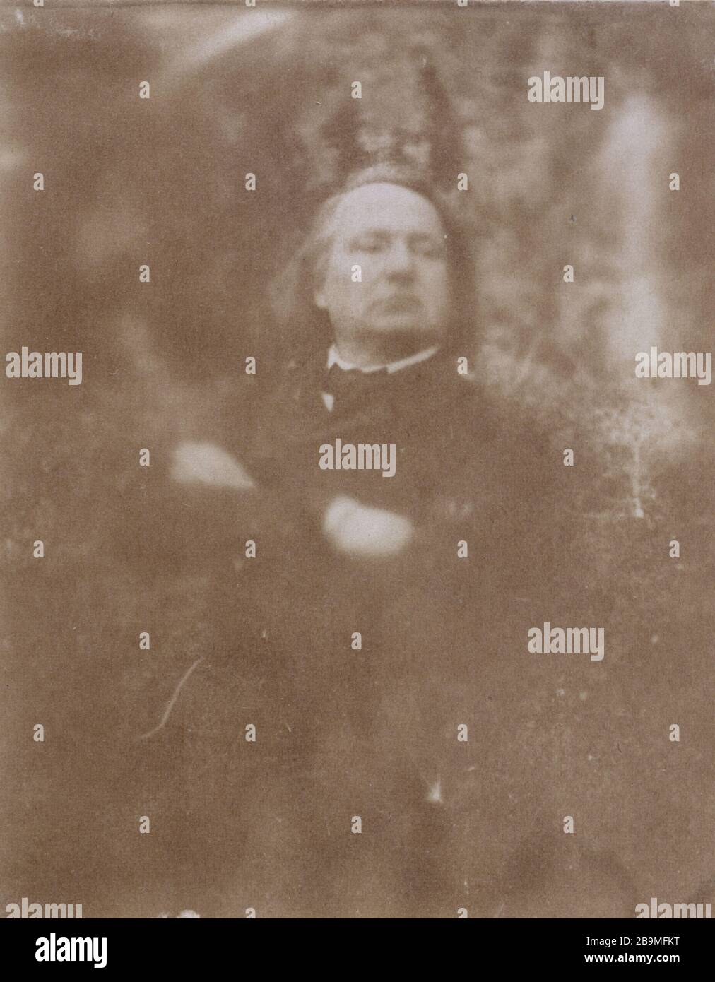 VICTOR HUGO EIN TRIKOT DRÜCKTE AUF EINEN HANG, DER KOPF DREHTE SICH NACH RECHTS UND DIE ARME KREUZTEN "Victor Hugo à Jersey, appuyé à un talus, tête tournée vers la droite et bras croisés", 1853-1855. Photographie de Charles Hugo. Paris, Maison de Victor Hugo. Stockfoto