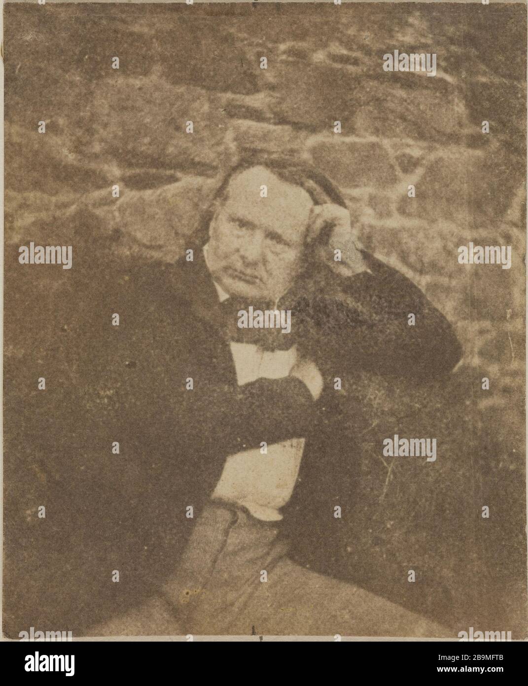 VICTOR Hugo ZUM WANDSTEIN Victor Hugo devant un mur de pierre. 1853-1855. Photographie de Charles Hugo 1826-1871) ou Auguste-Vacquerie (1819-1895). Paris, Maison de Victor Hugo. Stockfoto