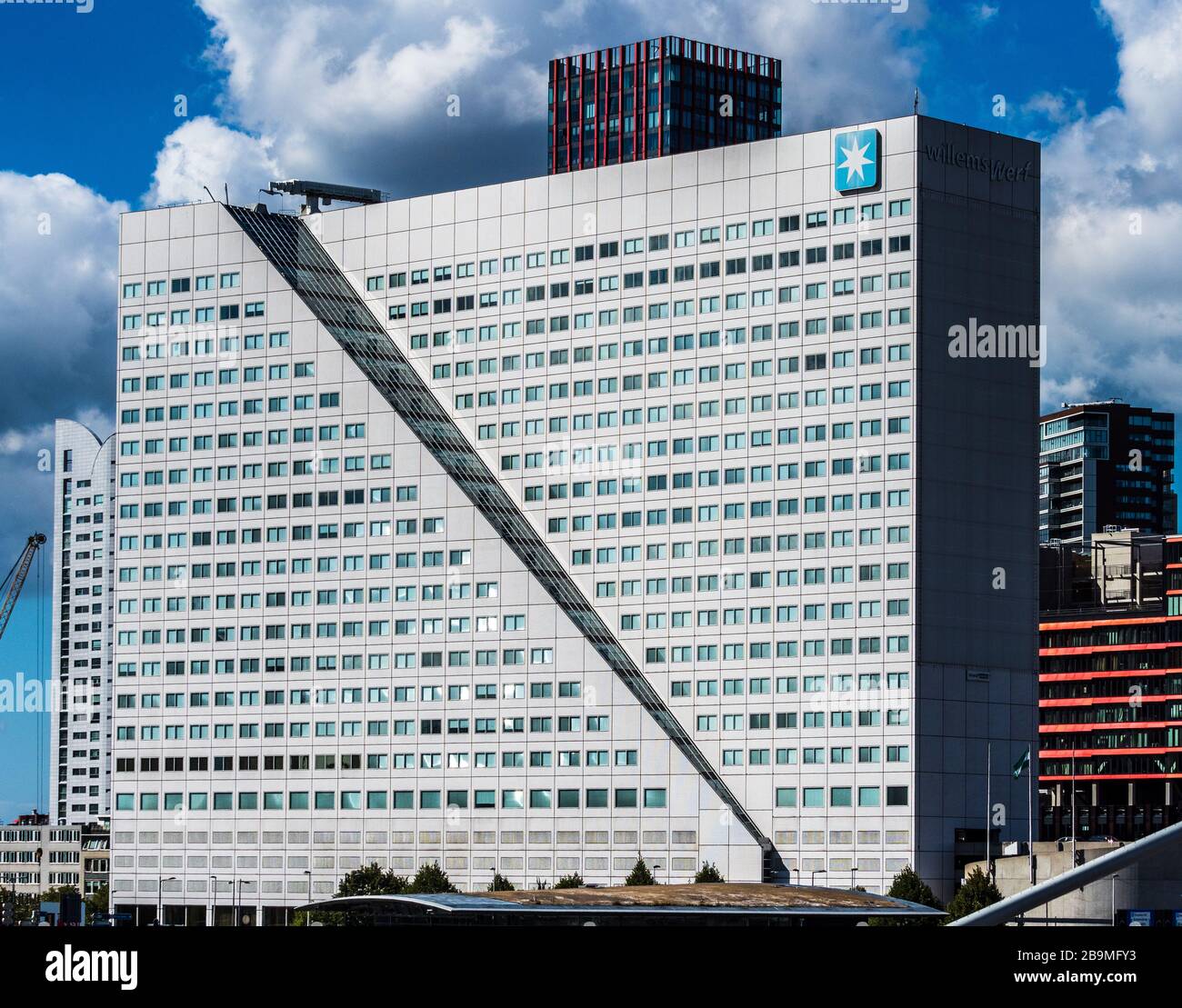 A.P. Møller – Mærsk A/S Willemswerf Rotterdam. Bürogebäude, in dem derzeit die niederländische Zentrale von Maersk untergebracht ist. Fertiggestellt 1988, Architekt Wim Quist. Stockfoto