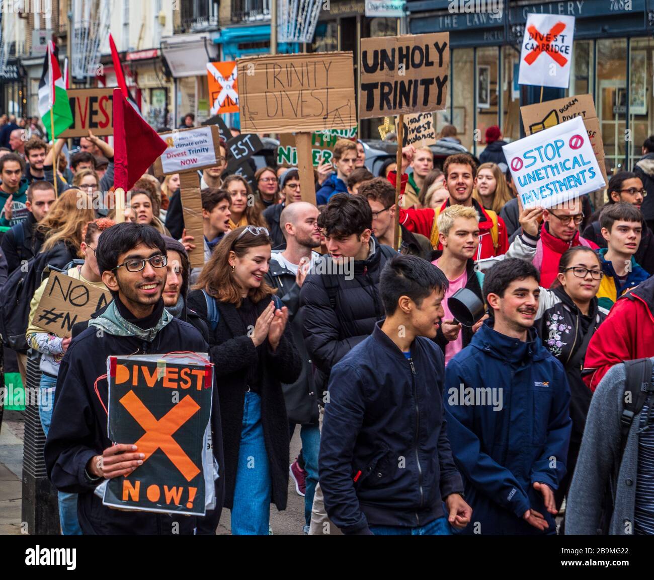 Studenten der Universität Cambridge marschieren 2018 durch das Zentrum von Cambridge und fordern von der Universität verdivste Investitionen in Waffen- und fossile Brennstoffe Stockfoto