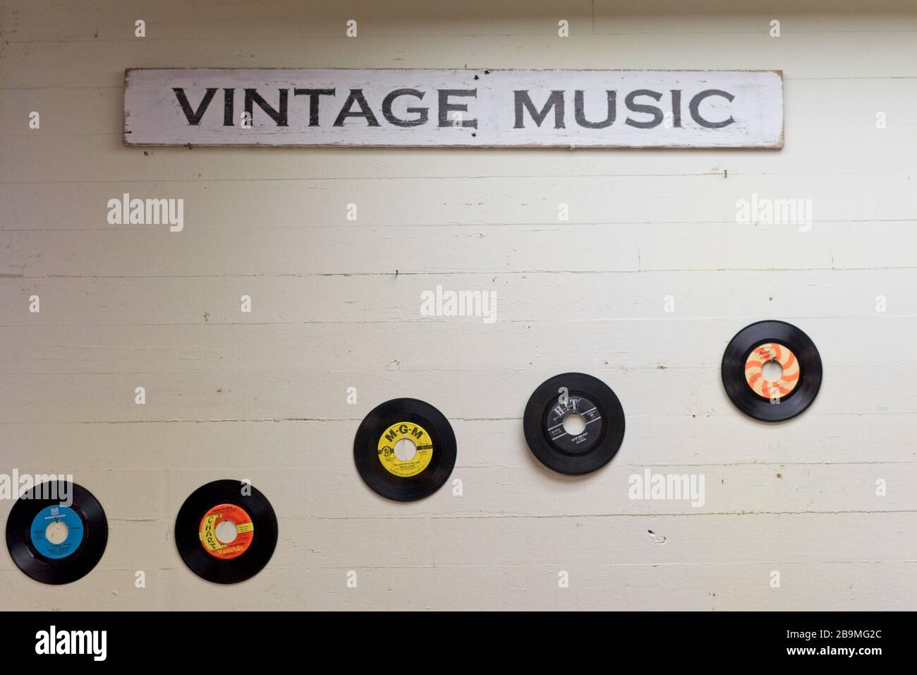 Vinyl-Platten geben ein Comeback, da die Leute anfangen, sich Zeit zu nehmen, einfach Musik so zu hören, wie sie gehört werden sollte. Stockfoto