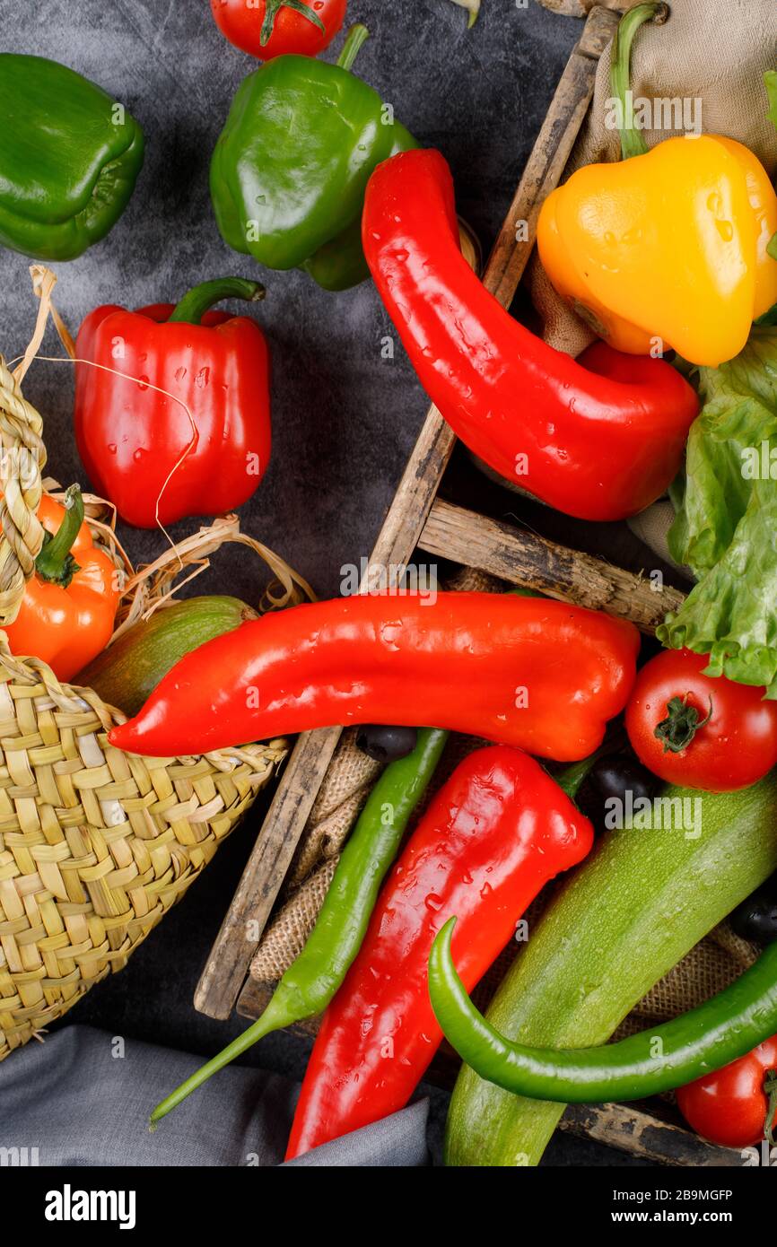 Bunte Chilischoten auf blauem Tisch. Stockfoto