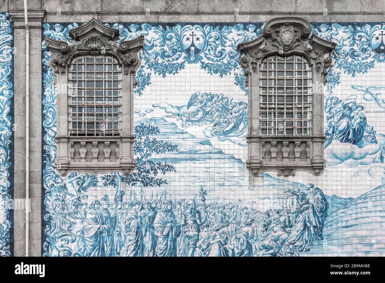Die Fassade des alten Gebäudes aus Fliesen - Azulejo, Porto, Portugal, November 2019 Stockfoto