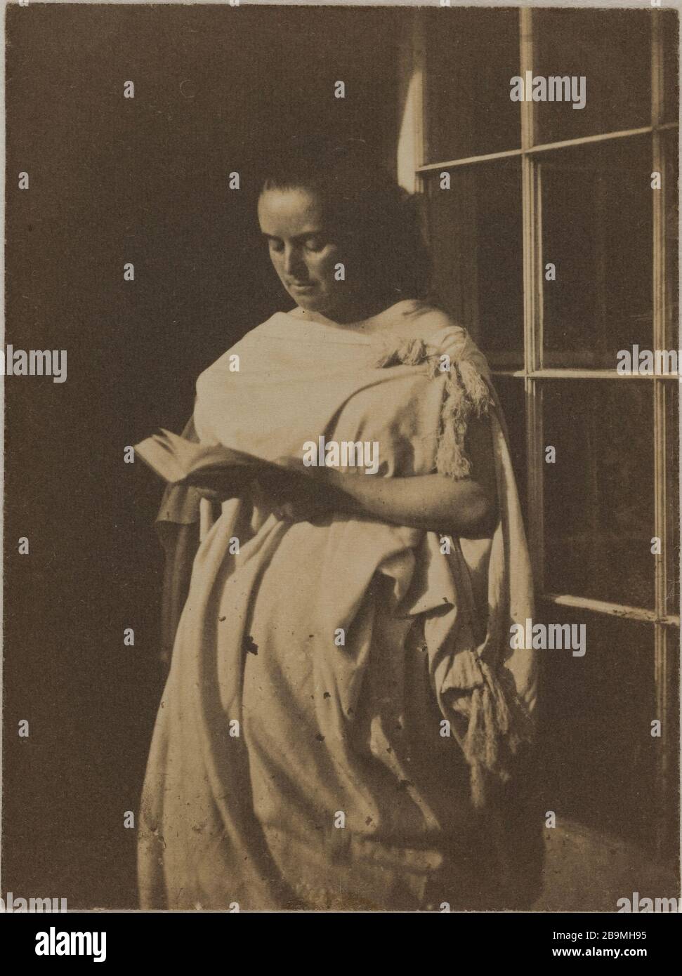 MADAME ADELE HUGO BESTRAFUNG LESEN SIE VOR DER TÜR DER TERRASSE DES GEWÄCHSHAUSES Madame Adèle Hugo lisant 'Châtiments' à la porte de la serre de Marine Terrace. 1853-1855. Photographie d'Auguste-Vacquerie (1819-1895). Paris, Maison de Victor Hugo. Stockfoto