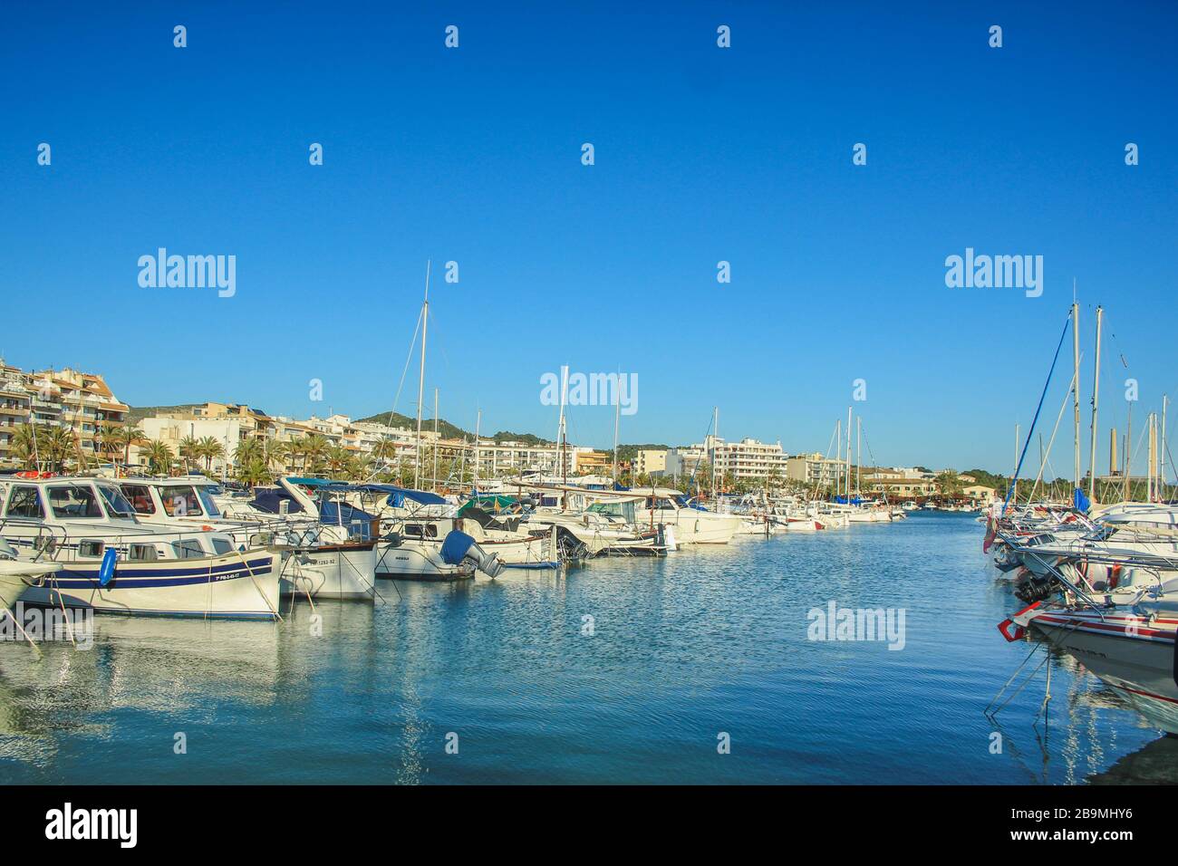 Geschäftige Hafenstadt mit Booten in Port de Alcudia, Mallorca, Spanien Stockfoto