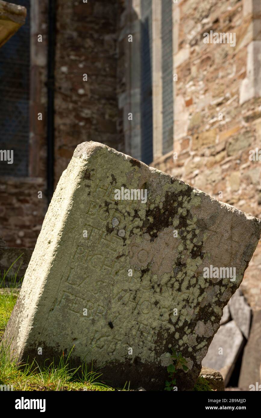 Religion Irland alter Grabstein aus dem 17. Jahrhundert auf dem Friedhof der St. Mary's Collegiate Church, Youghal, County Cork, Irland Stockfoto