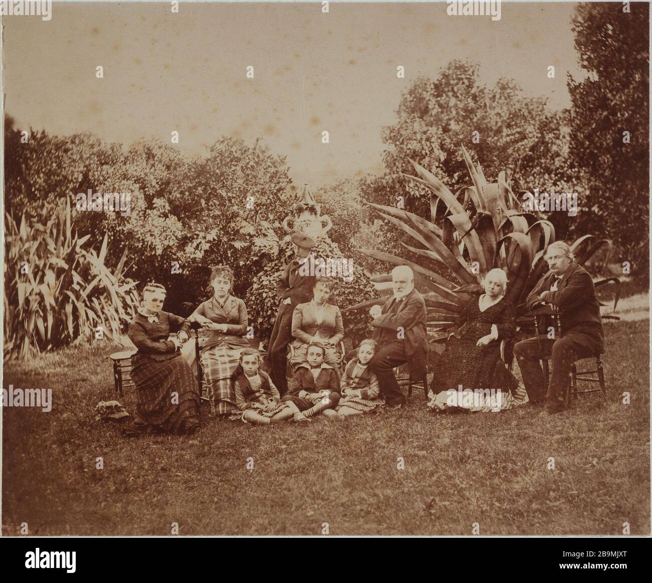 Victor Hugo umgeben von Familie und Freunden im Garten des Hauses Hauteville Victor Hugo entouré de sa famille et d'amis dans le jardin de Hauteville House. 1878. Epreuve sur Papier albuminé. Photographie de Valentin Guillon. Paris, Maisons de Victor Hugo. Stockfoto