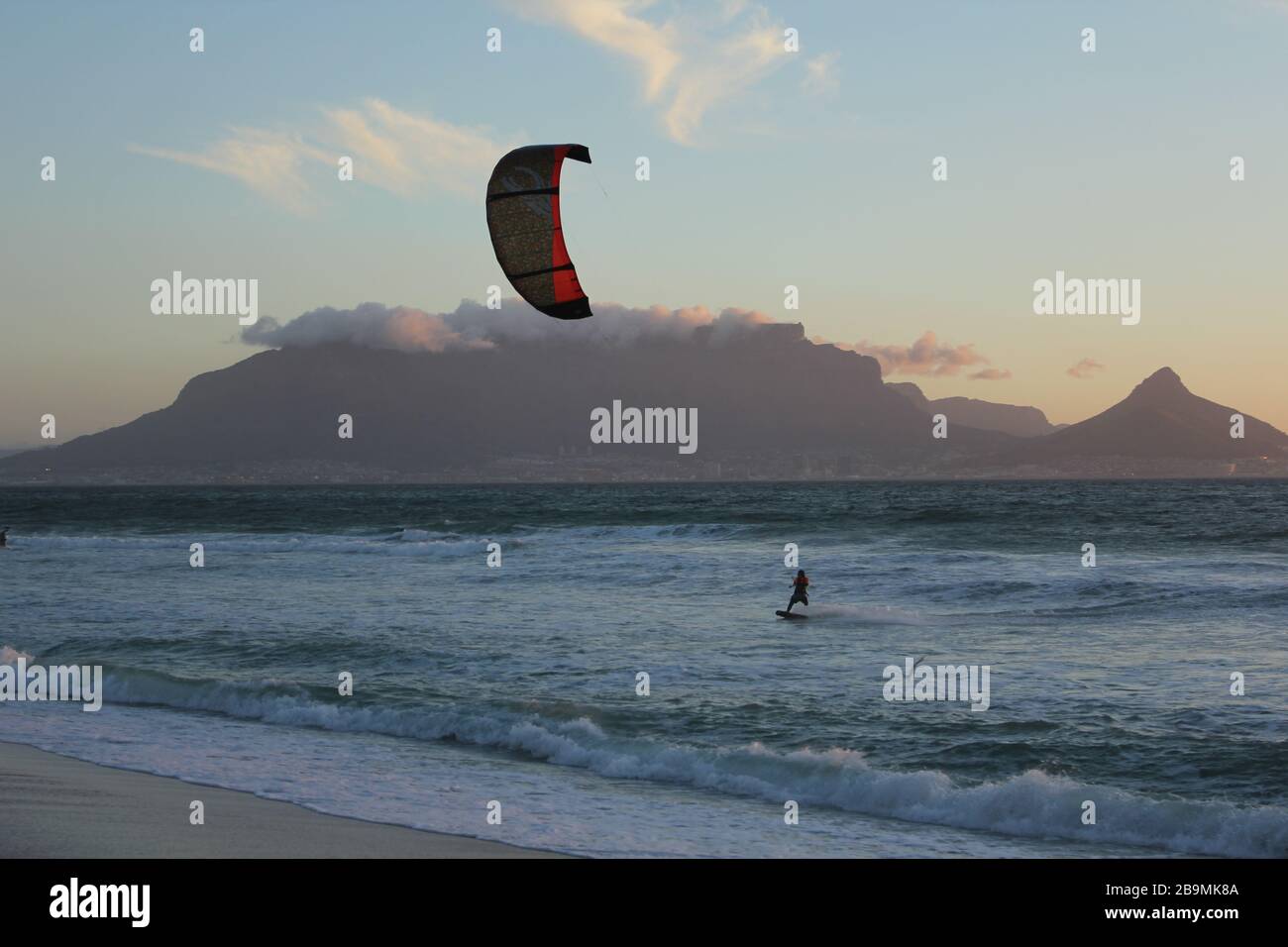 Kitesurfing Tischbucht, Kapstadt Stockfoto