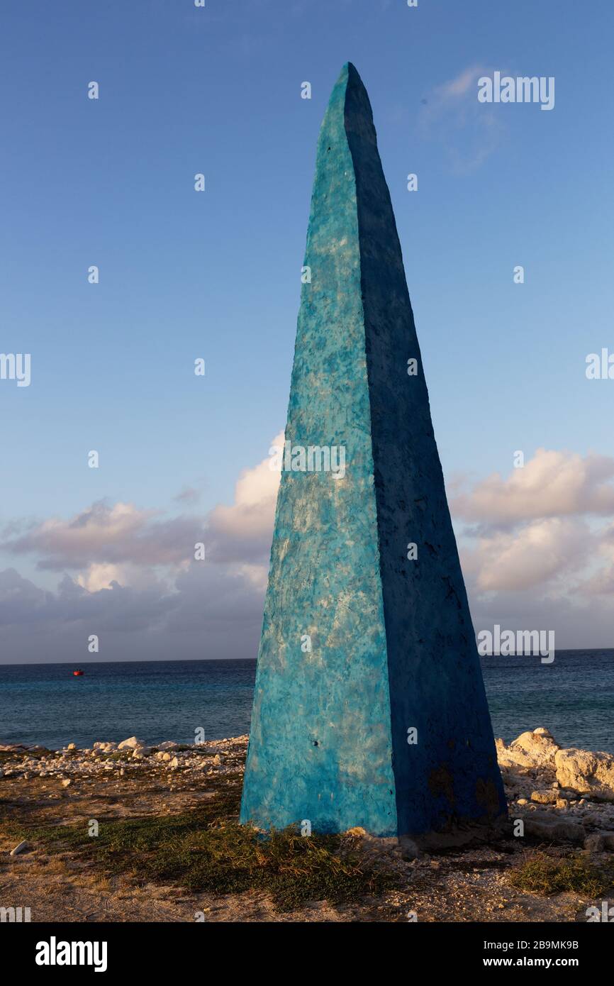 Blauer Obelisk ein historischer Marker für Shiba, um ihre Salzlieferung, Bonaire, Karibik, abzuholen Stockfoto
