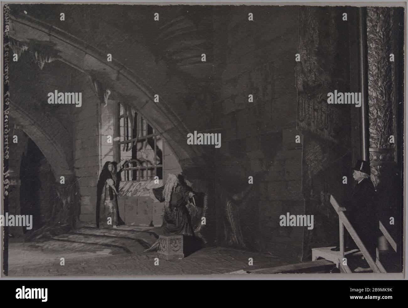 Mounet Sully und Madame Segond-Weber in den Rollen Job und Guanhumara (Paul Meurice Director on the Stairs) The Burgraves, Part 3, Scene 2, Comedie French, Paris Les Burgraves, Drame historique de Victor Hugo. Mounet-Sully (1841-1916) et Mme Segond-Weber (1865-1945) dans les rôles de Job et Guanhumara (Paul Meurice le metteur en scène sur l'escalier). 3ème-Partie, scène 2. Comédie-Française, Paris. 1902. Paris, Maison de Victor Hugo. Stockfoto