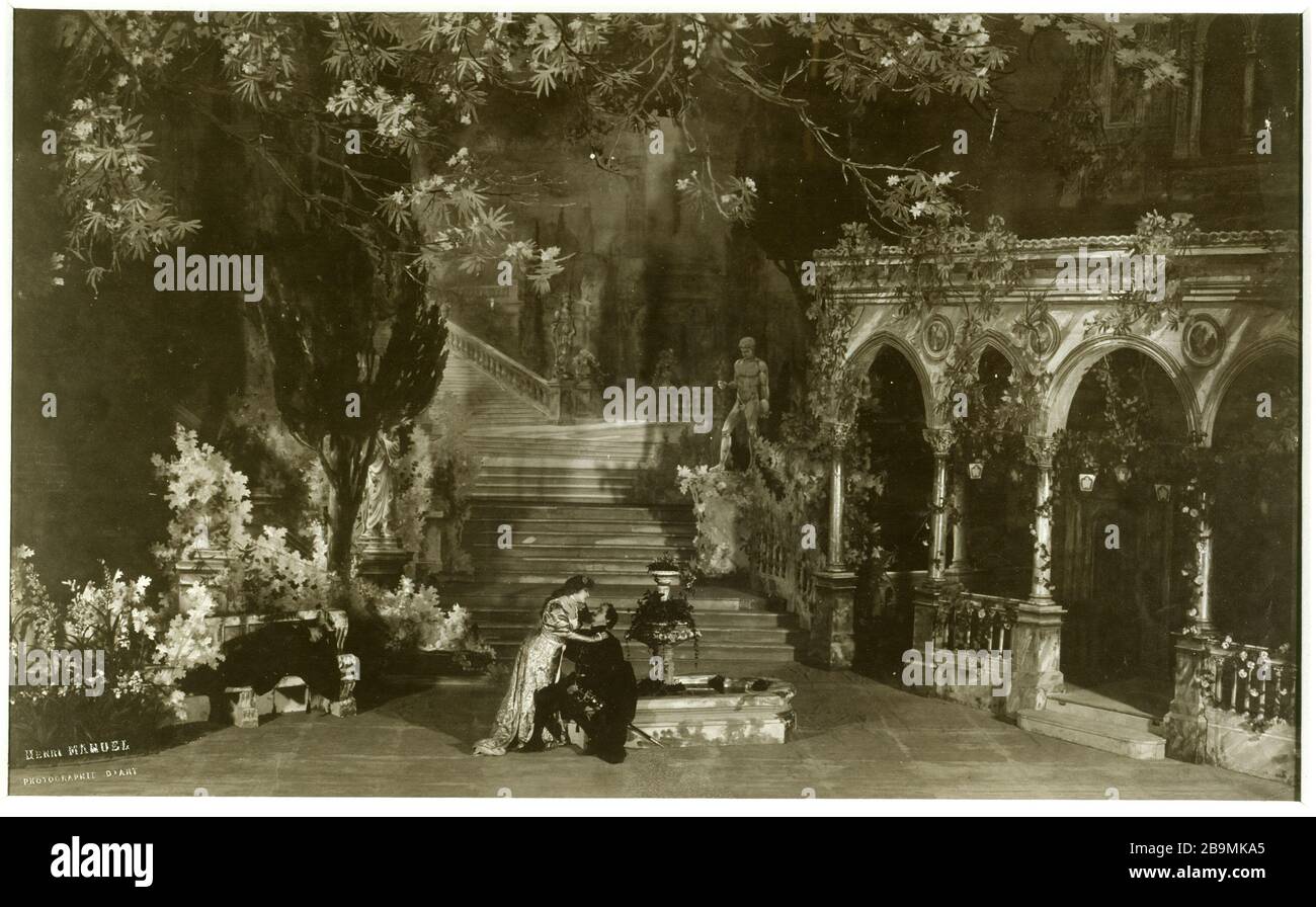 Sarah Bernhardt und Tisbe Deneubourg von Rodolfo Day I, Szene 2. Angelo, Tyrann von Padua, Theater Sarah Bernhardt, 7. Februar 1905 'Sarah Bernhardt, Deneubourg et de Max dans les rôles de Tisbé, Rodolfo et Homodei, pour la Reprise d'Angelo au Théâtre Sarah-Bernhardt le 7 février 1905'. Photographie d'Henri Manuel (1874-1947). Paris, Maison de Victor Hugo. Stockfoto