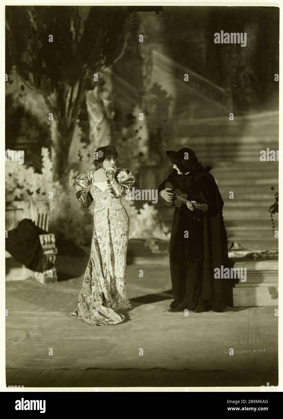 Sarah Bernhardt und de Tisbe Max Homodéï, Akte I, Szene 4 Angelo, Tyrann des Padua-Theaters Sarah Bernhardt, 7. Februar 1905 Sarah Bernhardt en Tisbe et de Max en Homodéï, acte I, scène 4 Angelo, Tyran de Padoue au théâtre Sarah-Bernhardt (aujourd'hui théâtre de la Ville). Epreuve gélatino-argentique mate. Paris (IVème arr.), 7 février 1905. Photographie de Henry Manuel (1874-1947). Paris, Maison de Victor Hugo. Stockfoto