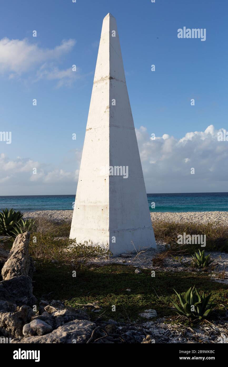 Weißer Obelisk ein historischer Marker für Shiba, um ihre Salzlieferung, Bonaire, Karibik, abzuholen Stockfoto