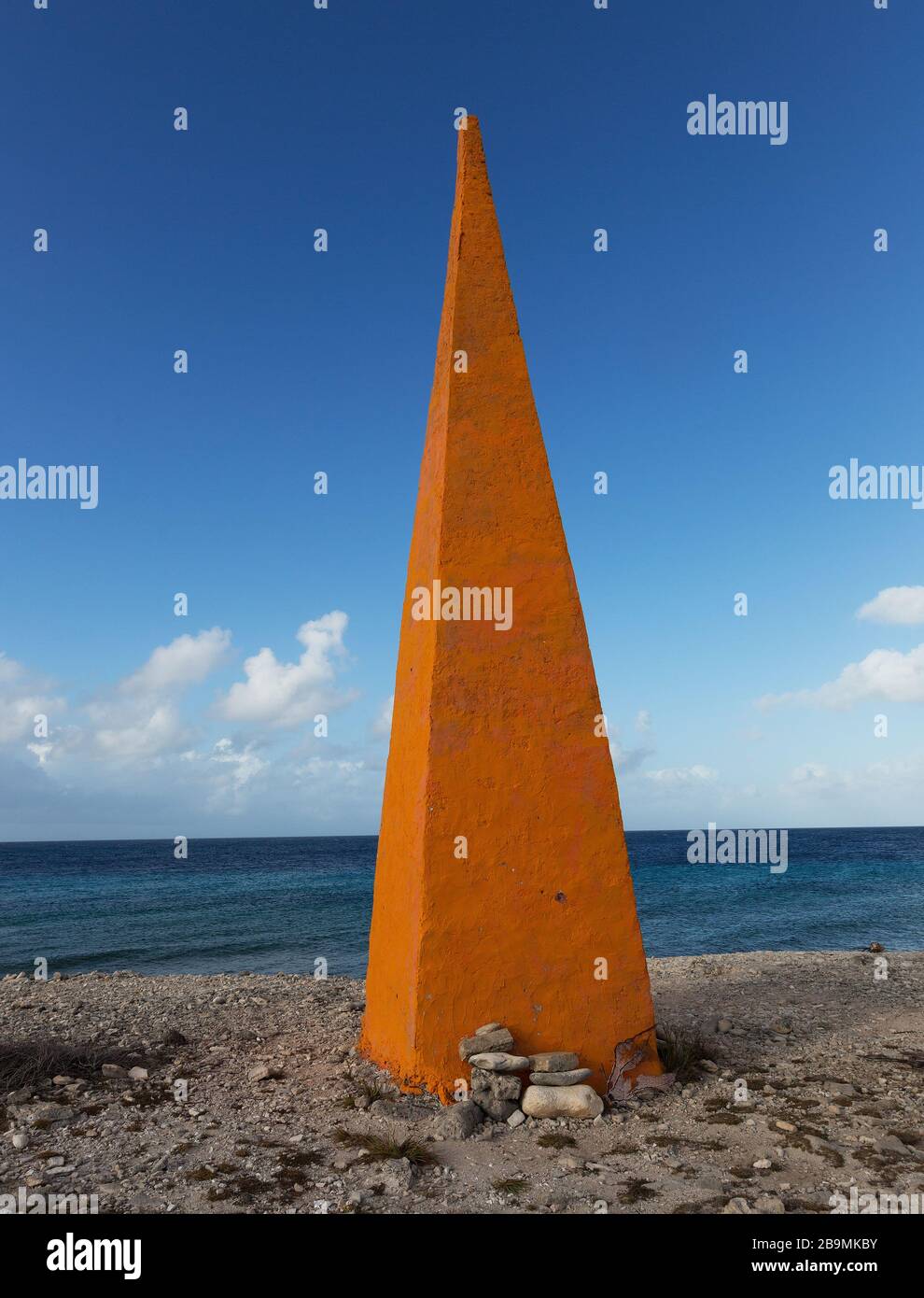 Roter Obelisk ein historischer Marker für Shiba, um ihre Salzlieferung, Bonaire, Karibik, abzuholen Stockfoto