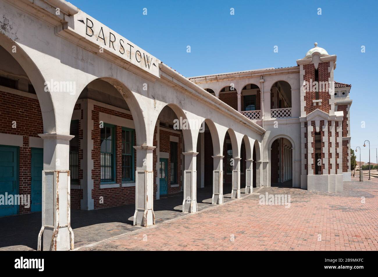Barstow, Kalifornien, USA - 23. April 2013: Blick auf den historischen Bahnhof Barstow Harvey House in der Mojave-Wüste. Stockfoto