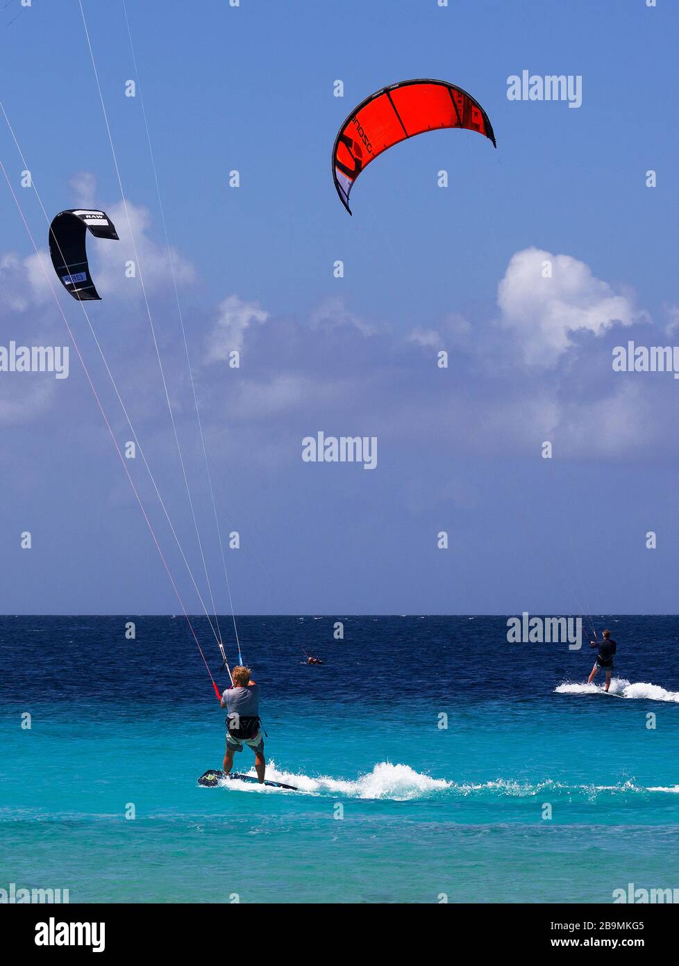 Winde bringen Drachenboarding in den blauen Gewässern von Bonaire, Niederlande Antillies, Karibik Stockfoto