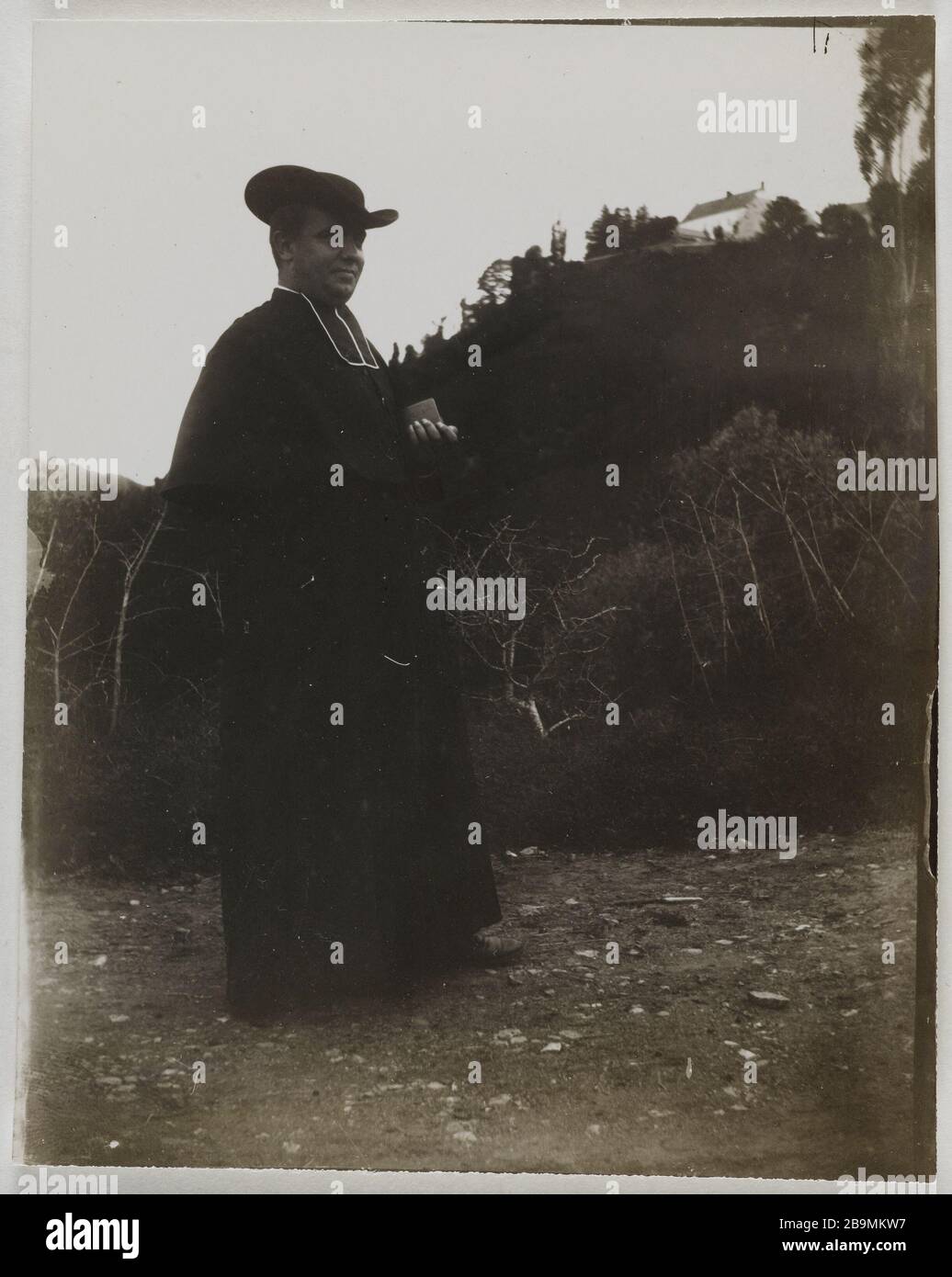 Arthur Guéniot. Pfarrer "Prêtre". Tirage gélatino-argentique à partir de négatif sur plaque de verre. 1900-1930. Photographie anonyme. Musée des Beaux-Arts de la Ville de Paris, Petit Palais. Stockfoto